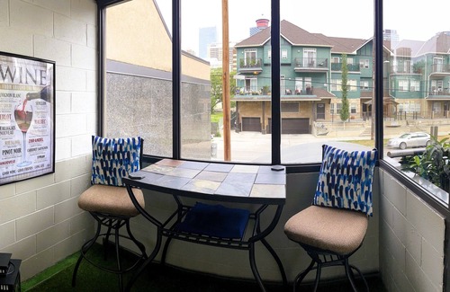 Beltline Condo | Downtown Condo/Free Parking/walk to BMO & Stampede