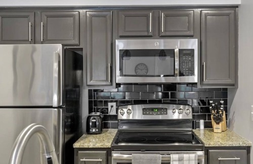 North Capitol Condo | Downtown Condo - Walkable to Broadway & Nissan Std - Free Covered Parking - Pool