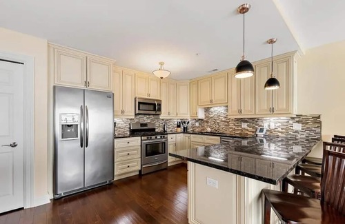 New Buffalo Condo | Downtown Condo with w/2 pools & Gym - Beach, Shops & Restaurants | Lake Time