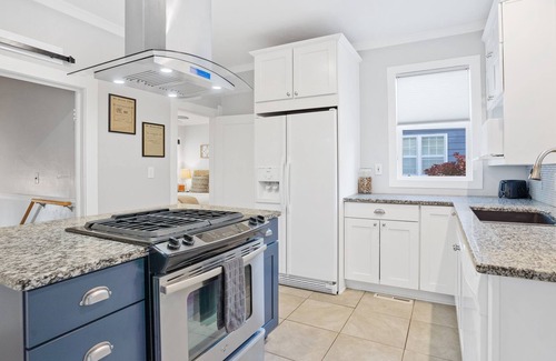 Loveland House | Downtown Cottage w/ Hot Tub