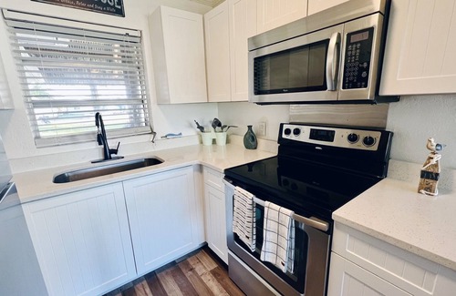 Punta Gorda House | Downtown Cottage with Tiki Hut