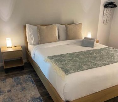 CityPlace Apartment | Downtown Cozy 1BR Condo- Steps from Lake & King street