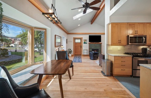 Bend House | Downtown Craftsman with King Bed and Private Yard - Walk Everywhere