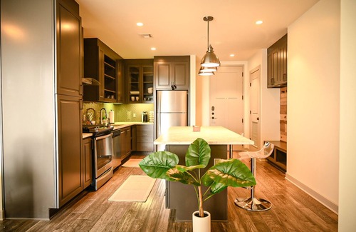 Uptown Condo | Downtown Dallas Apt w/View-walking distance to AAC+Free Parking+ Pool+Wifi