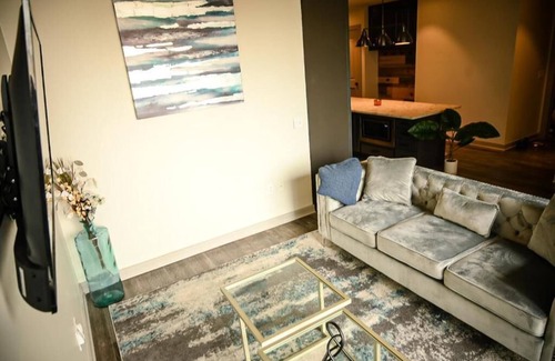 Uptown Condo | Downtown Dallas Apt w/View-walking distance to AAC+Free Parking+ Pool+Wifi