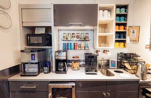 Downtown Juneau Apartment | Downtown Deluxe King Suite. Kitchenette, Free Breakfast, and Rooftop Hot Tub!