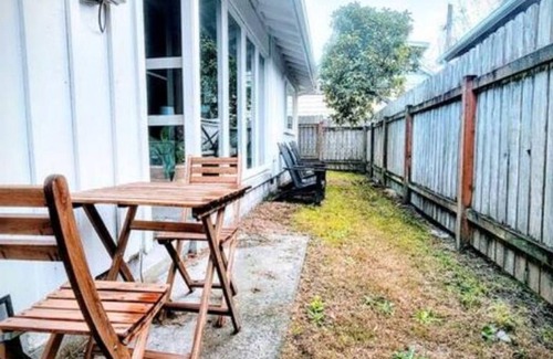 Long Beach House | Downtown Designer Duplex close to Beach! Spa Tub, Sunroom, Game Room, EV & more!