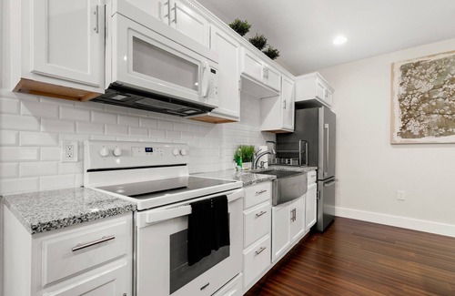 Eastside Promise Neighborhood House | Downtown Dignowity | Upbeat Urban Oasis with Private & Spacious Backyard | Extended Stays Welcome