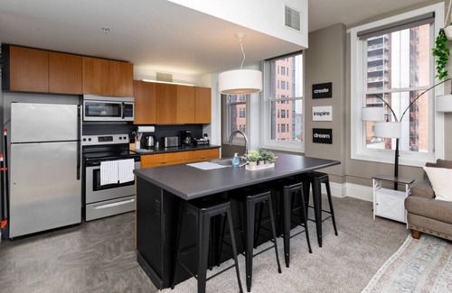 Downtown Des Moines Apartment | Downtown Dream 2br w/City Views 2 blocks to Court