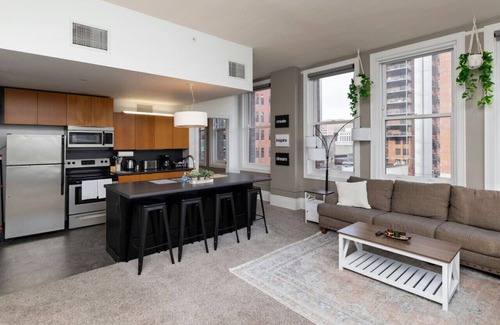 Downtown Des Moines Apartment | Downtown Dream 2br w/City Views 2 blocks to Court