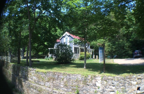 Eureka Springs Historic District Cottage | Downtown Eureka Springs Vacation Cottage
