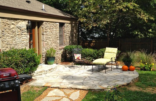 Franklin Cottage | Downtown Franklin!Very Clean and Quiet/Fenced yard/Dog friendly! No Cats