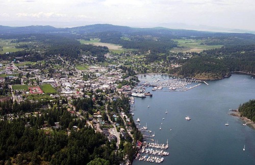 Friday Harbor Apartment | Downtown Friday Harbor! (Artist's Suite)