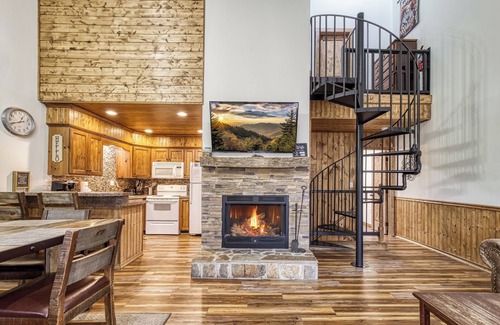 Gatlinburg Condo | Downtown Gatlinburg ~ 5 Star Prime Location ~ Walk Everywhere ~Locally Operated~