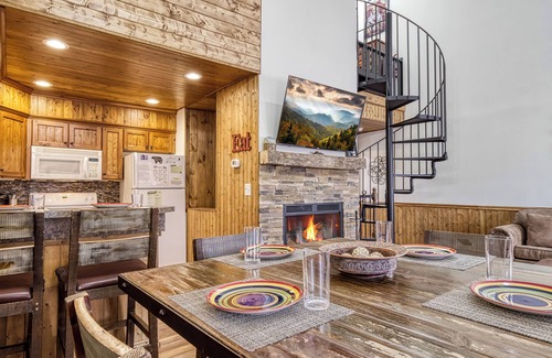 Gatlinburg Condo | Downtown Gatlinburg ~ 5 Star Prime Location ~ Walk Everywhere ~Locally Operated~