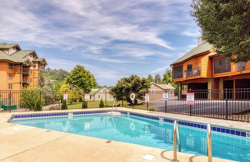 Gatlinburg Condo | Downtown Gatlinburg ~ 5 Star Prime Location ~ Walk Everywhere ~Locally Operated~