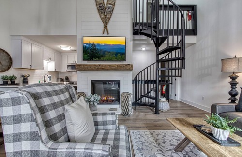 Gatlinburg Condo | Downtown Gatlinburg ~ 5 Star Prime Location~ Walk Everywhere