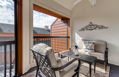 Gatlinburg Condo | Downtown Gatlinburg ~ 5 Star Prime Location~ Walk Everywhere