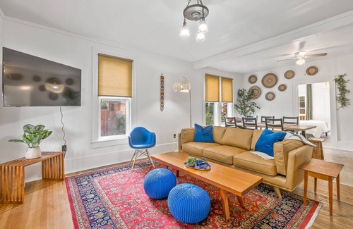 Harlow House | Downtown Gem! Yoga Room! Reliable WIFI!