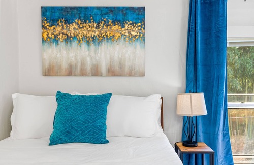 Harlow House | Downtown Gem! Yoga Room! Reliable WIFI!