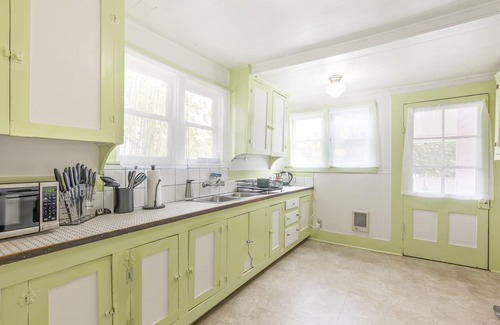 Harlow House | Downtown Gem! Yoga Room! Reliable WIFI!