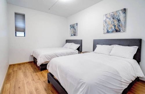 Pulaski Park Hotel | Downtown Goose Island with access to patio - 1