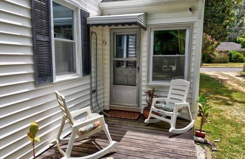 Greer House | Downtown Greer House walkable to shops, restaurants and park. Fenced in backyard