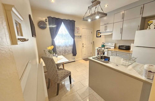 Landsdale House | Downtown Hamilton Ruby Red Stay.