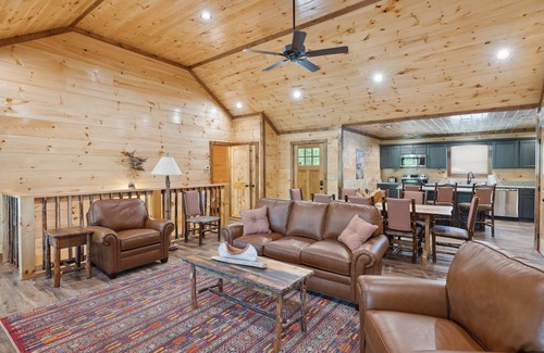 Gatlinburg Cabin | Downtown Hickory Hideaway