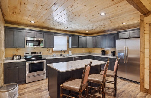 Gatlinburg Cabin | Downtown Hickory Hideaway