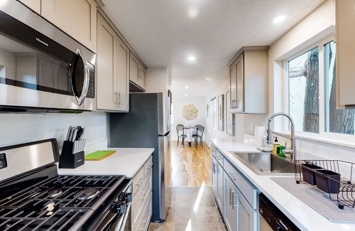 Eugene House | Downtown home base with W/D & deck - walk to University of Oregon & dog-friendly