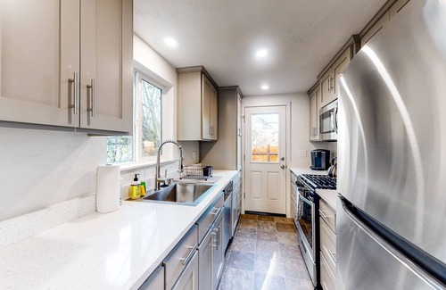 Eugene House | Downtown home base with W/D & deck - walk to University of Oregon & dog-friendly