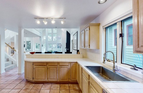 Telluride House | Downtown home with rooftop hot tub & fireplace - walk to gondola