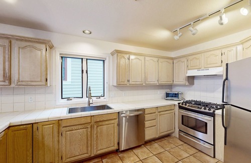 Telluride House | Downtown home with rooftop hot tub & fireplace - walk to gondola