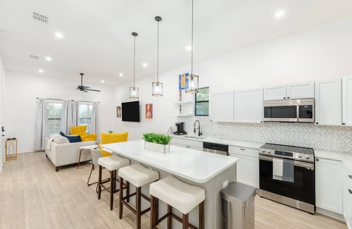 Historic Garderns House | Downtown home with private parking