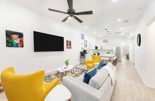 Historic Garderns House | Downtown home with private parking