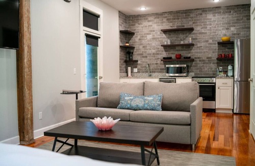 Eureka Springs Historic District House | Downtown+HotTub+Wifi+FreeParking Entire Building @151 Spring
