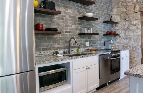 Eureka Springs Historic District House | Downtown+HotTub+Wifi+FreeParking Entire Building @151 Spring