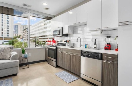 Downtown Kansas City Apartment | Downtown KC 1BR City Views GYM/Basketball