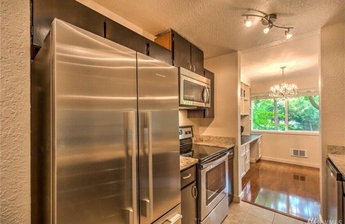 Moss Bay Condo | Downtown Kirkland Condo! Newly Renovated with Patio