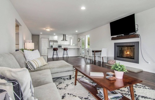 Norkirk House | Downtown Kirkland - Modern 3rd Street Retreat