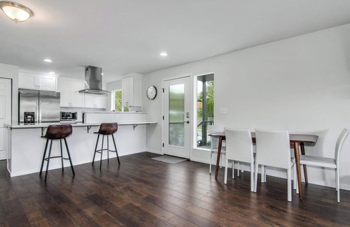 Norkirk House | Downtown Kirkland - Modern 3rd Street Retreat