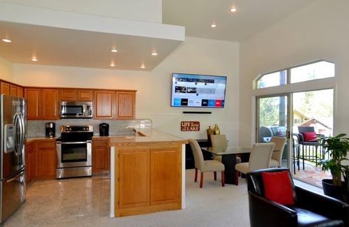 McCall House | Downtown Lakeview Villa Townhome: Walk to Lake and Downtown, Lakeview Balcony