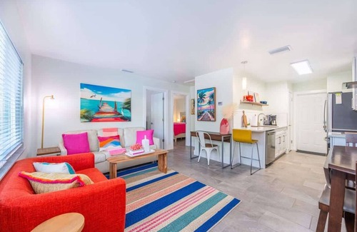 Gillespie Park House | Downtown Living, Steps to Parks, Newly Furnished