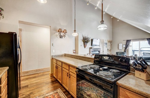 Historic District Condo | Downtown Location - Steps to Gondola, Hot Tub, DOG FRIENDLY SCC3