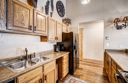Historic District Condo | Downtown Location - Steps to Gondola, Hot Tub, DOG FRIENDLY SCC3
