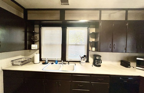 Wichita House | Downtown Location W/Washer & Dryer!
