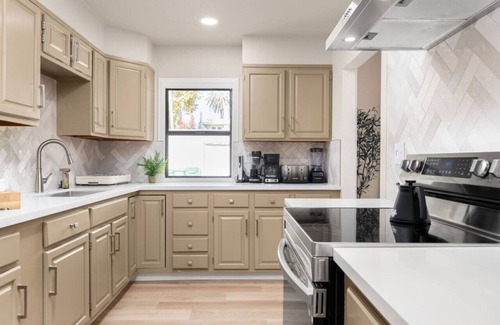 Lodi House | Downtown Lodi l 5 Bedrooms Sleeps 10 l Renovated