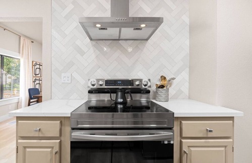 Lodi House | Downtown Lodi l 5 Bedrooms Sleeps 10 l Renovated