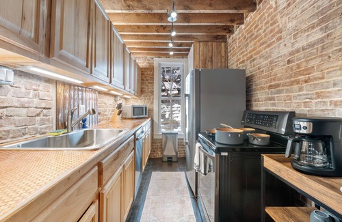 Eureka Springs Historic District Apartment | Downtown Loft on Spring, Sleeps 7, Near Basin Park